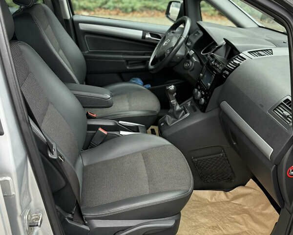 Серый Опель Зафира, объемом двигателя 1.8 л и пробегом 239 тыс. км за 7850 $, фото 45 на Automoto.ua