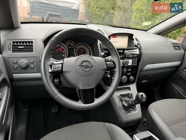 Серый Опель Зафира, объемом двигателя 1.7 л и пробегом 229 тыс. км за 8399 $, фото 113 на Automoto.ua