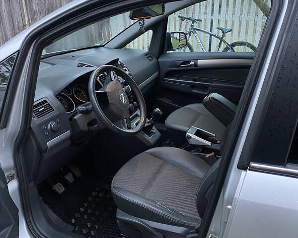 Серый Опель Зафира, объемом двигателя 1.7 л и пробегом 211 тыс. км за 7599 $, фото 7 на Automoto.ua