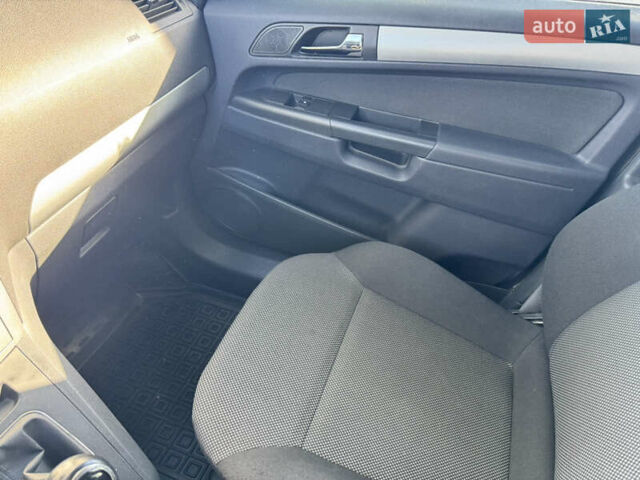 Серый Опель Зафира, объемом двигателя 1.69 л и пробегом 274 тыс. км за 7776 $, фото 9 на Automoto.ua