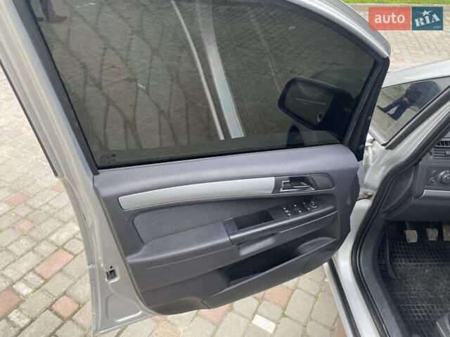 Серый Опель Зафира, объемом двигателя 1.69 л и пробегом 257 тыс. км за 6200 $, фото 13 на Automoto.ua