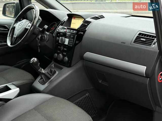 Серый Опель Зафира, объемом двигателя 1.7 л и пробегом 192 тыс. км за 7890 $, фото 45 на Automoto.ua