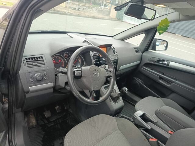 Серый Опель Зафира, объемом двигателя 1.7 л и пробегом 300 тыс. км за 3600 $, фото 4 на Automoto.ua