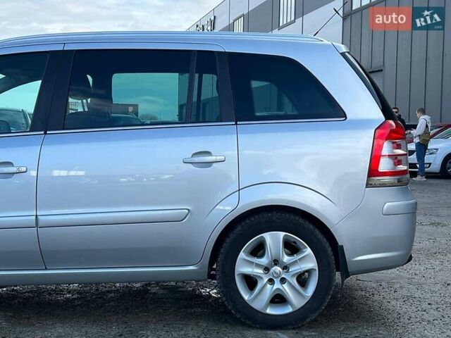 Серый Опель Зафира, объемом двигателя 1.7 л и пробегом 335 тыс. км за 7690 $, фото 4 на Automoto.ua