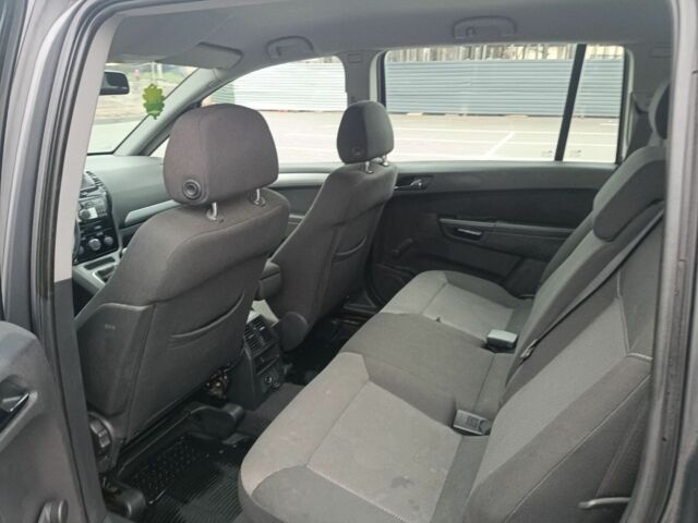 Серый Опель Зафира, объемом двигателя 1.7 л и пробегом 300 тыс. км за 3600 $, фото 5 на Automoto.ua