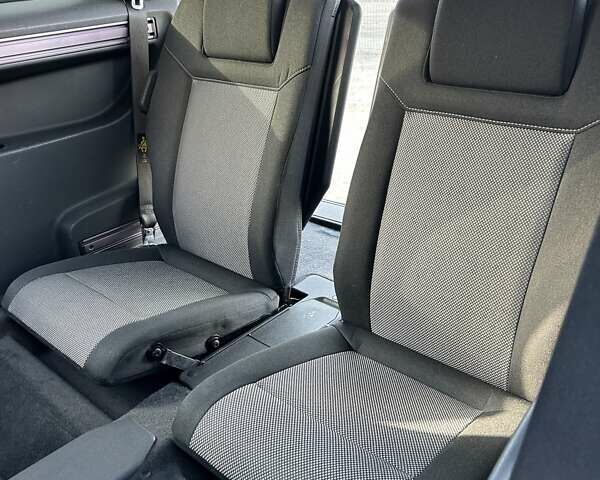 Серый Опель Зафира, объемом двигателя 1.6 л и пробегом 173 тыс. км за 8300 $, фото 16 на Automoto.ua