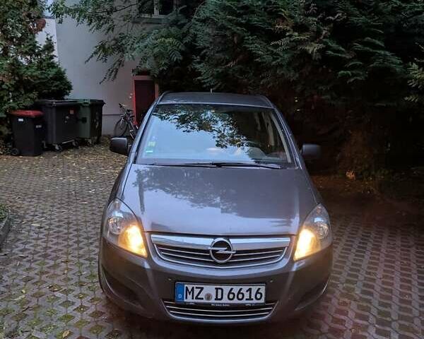 Серый Опель Зафира, объемом двигателя 1.7 л и пробегом 300 тыс. км за 6500 $, фото 1 на Automoto.ua