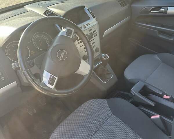 Серый Опель Зафира, объемом двигателя 1.7 л и пробегом 196 тыс. км за 7600 $, фото 10 на Automoto.ua