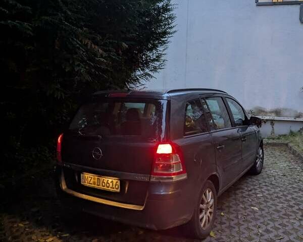 Серый Опель Зафира, объемом двигателя 1.7 л и пробегом 300 тыс. км за 6500 $, фото 5 на Automoto.ua