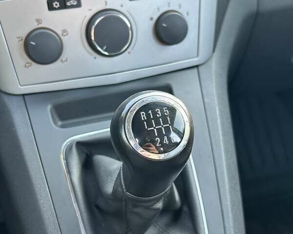 Серый Опель Зафира, объемом двигателя 1.6 л и пробегом 173 тыс. км за 8300 $, фото 19 на Automoto.ua