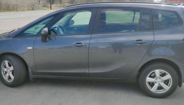 Серый Опель Зафира, объемом двигателя 1.4 л и пробегом 127 тыс. км за 8000 $, фото 2 на Automoto.ua