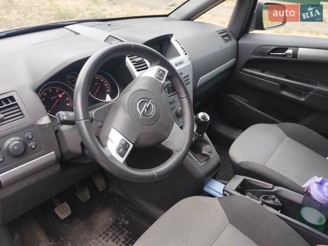 Серый Опель Зафира, объемом двигателя 1.6 л и пробегом 213 тыс. км за 8700 $, фото 6 на Automoto.ua