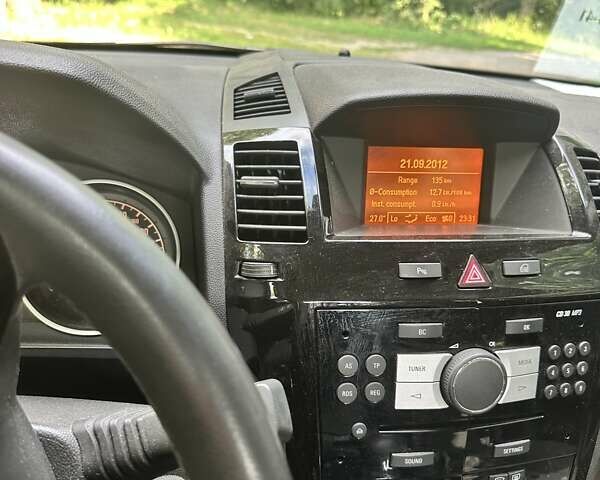 Серый Опель Зафира, объемом двигателя 1.6 л и пробегом 176 тыс. км за 12000 $, фото 2 на Automoto.ua