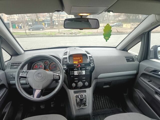 Серый Опель Зафира, объемом двигателя 1.7 л и пробегом 300 тыс. км за 3600 $, фото 6 на Automoto.ua