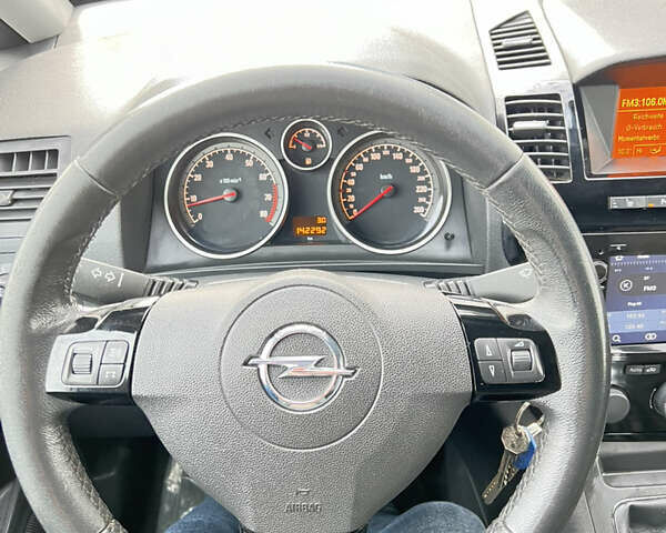 Серый Опель Зафира, объемом двигателя 1.6 л и пробегом 142 тыс. км за 7150 $, фото 45 на Automoto.ua