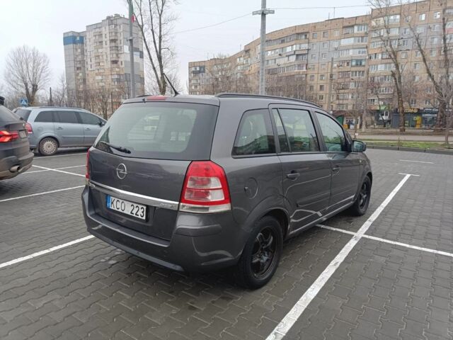 Серый Опель Зафира, объемом двигателя 1.7 л и пробегом 300 тыс. км за 3600 $, фото 3 на Automoto.ua