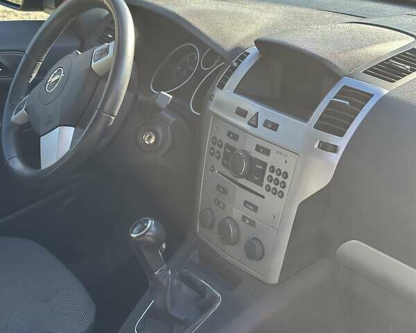 Серый Опель Зафира, объемом двигателя 1.7 л и пробегом 196 тыс. км за 7600 $, фото 15 на Automoto.ua