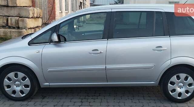 Серый Опель Зафира, объемом двигателя 1.6 л и пробегом 201 тыс. км за 7500 $, фото 3 на Automoto.ua