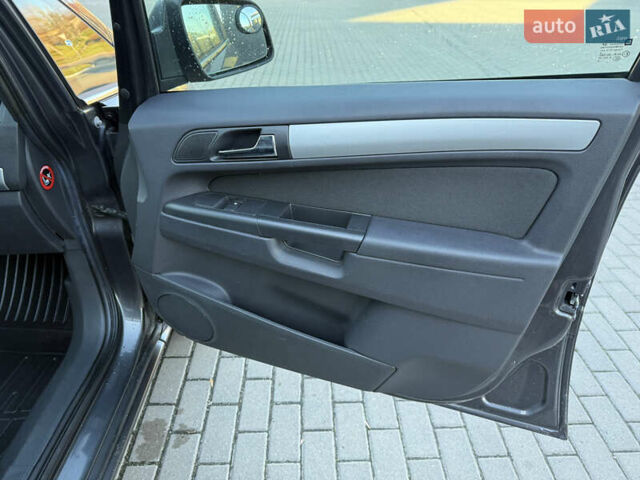 Серый Опель Зафира, объемом двигателя 1.8 л и пробегом 170 тыс. км за 7200 $, фото 27 на Automoto.ua