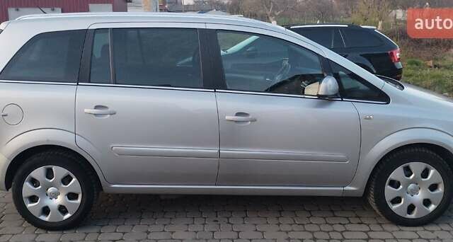 Серый Опель Зафира, объемом двигателя 1.6 л и пробегом 201 тыс. км за 7500 $, фото 1 на Automoto.ua