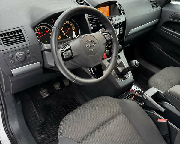 Серый Опель Зафира, объемом двигателя 1.8 л и пробегом 207 тыс. км за 7550 $, фото 21 на Automoto.ua