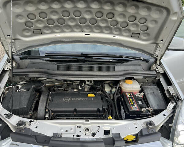 Серый Опель Зафира, объемом двигателя 1.6 л и пробегом 142 тыс. км за 7150 $, фото 35 на Automoto.ua