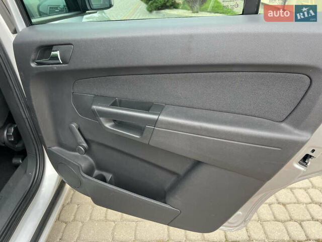 Серый Опель Зафира, объемом двигателя 1.7 л и пробегом 184 тыс. км за 7990 $, фото 23 на Automoto.ua