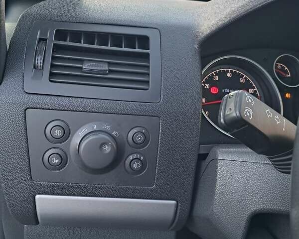 Серый Опель Зафира, объемом двигателя 1.6 л и пробегом 202 тыс. км за 6300 $, фото 23 на Automoto.ua