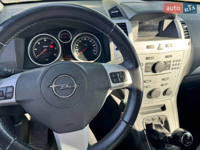 Серый Опель Зафира, объемом двигателя 1.69 л и пробегом 274 тыс. км за 7776 $, фото 1 на Automoto.ua