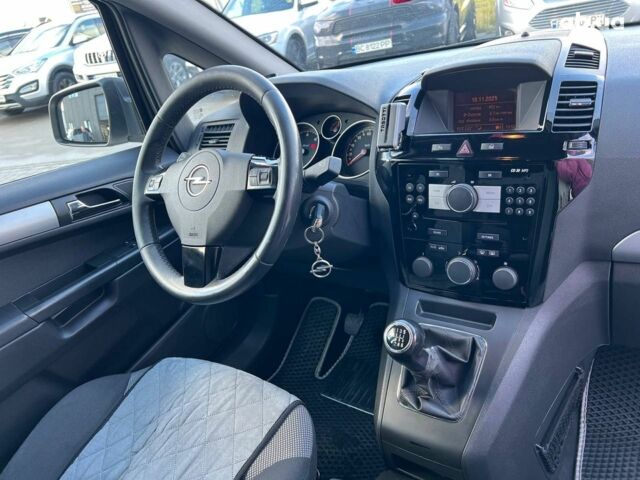 Серый Опель Зафира, объемом двигателя 1.7 л и пробегом 335 тыс. км за 7690 $, фото 43 на Automoto.ua