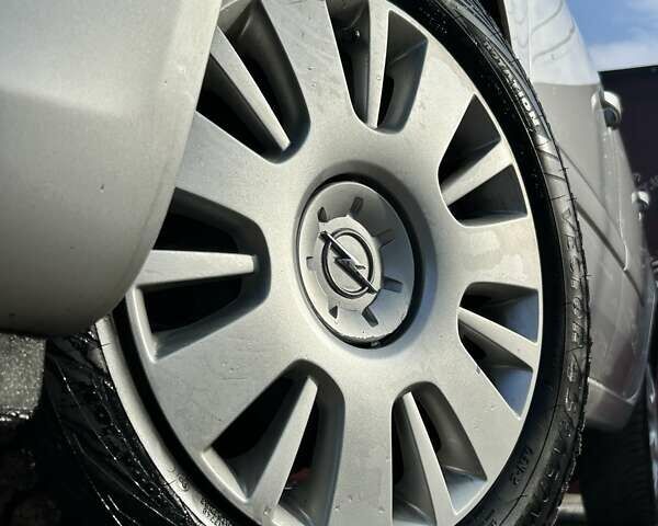 Серый Опель Зафира, объемом двигателя 1.6 л и пробегом 173 тыс. км за 8300 $, фото 5 на Automoto.ua