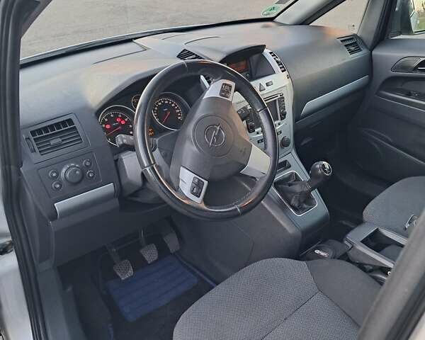 Серый Опель Зафира, объемом двигателя 1.6 л и пробегом 202 тыс. км за 6300 $, фото 22 на Automoto.ua