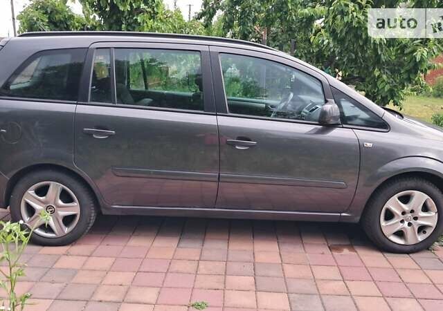 Серый Опель Зафира, объемом двигателя 1.8 л и пробегом 182 тыс. км за 8000 $, фото 1 на Automoto.ua