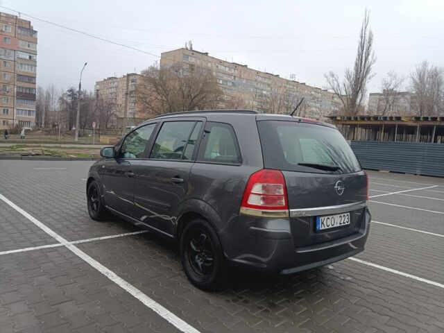 Серый Опель Зафира, объемом двигателя 1.7 л и пробегом 300 тыс. км за 3600 $, фото 2 на Automoto.ua