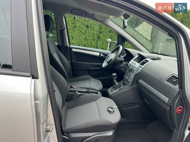 Серый Опель Зафира, объемом двигателя 1.7 л и пробегом 184 тыс. км за 7990 $, фото 22 на Automoto.ua