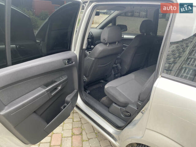 Серый Опель Зафира, объемом двигателя 1.69 л и пробегом 257 тыс. км за 6200 $, фото 9 на Automoto.ua