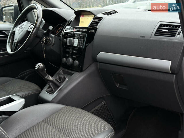 Серый Опель Зафира, объемом двигателя 1.7 л и пробегом 192 тыс. км за 7890 $, фото 44 на Automoto.ua