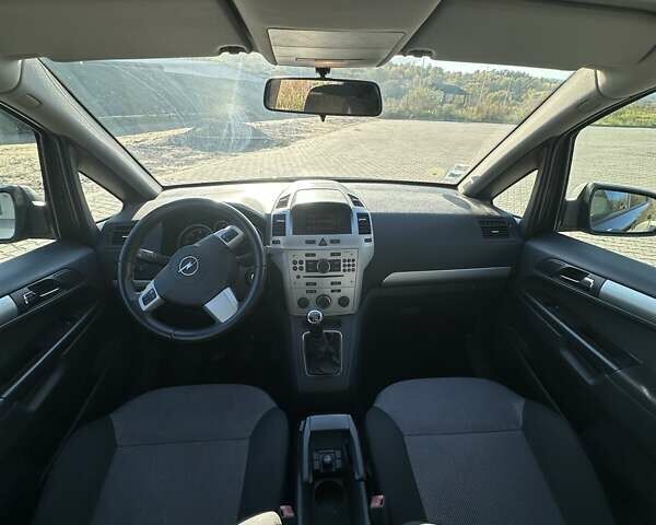 Серый Опель Зафира, объемом двигателя 1.7 л и пробегом 196 тыс. км за 7600 $, фото 11 на Automoto.ua