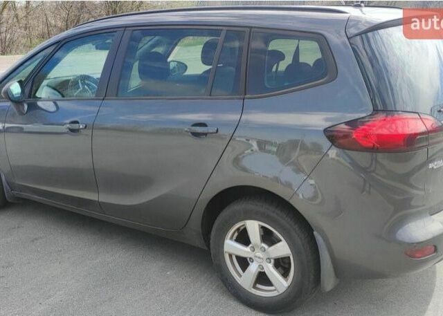 Серый Опель Зафира, объемом двигателя 1.4 л и пробегом 127 тыс. км за 8000 $, фото 1 на Automoto.ua