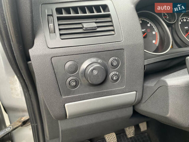 Серый Опель Зафира, объемом двигателя 1.69 л и пробегом 257 тыс. км за 6200 $, фото 34 на Automoto.ua