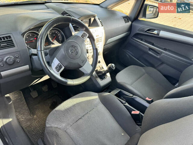 Серый Опель Зафира, объемом двигателя 1.69 л и пробегом 274 тыс. км за 7776 $, фото 4 на Automoto.ua