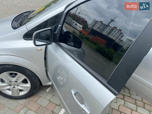 Серый Опель Зафира, объемом двигателя 1.69 л и пробегом 257 тыс. км за 6200 $, фото 12 на Automoto.ua