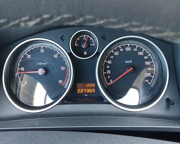 Серый Опель Зафира, объемом двигателя 1.7 л и пробегом 227 тыс. км за 7750 $, фото 2 на Automoto.ua