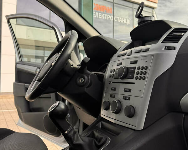 Серый Опель Зафира, объемом двигателя 1.7 л и пробегом 204 тыс. км за 8700 $, фото 35 на Automoto.ua