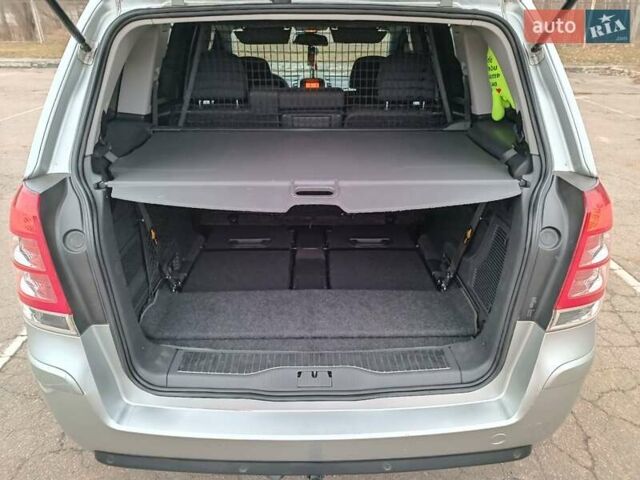 Серый Опель Зафира, объемом двигателя 1.69 л и пробегом 260 тыс. км за 8500 $, фото 37 на Automoto.ua