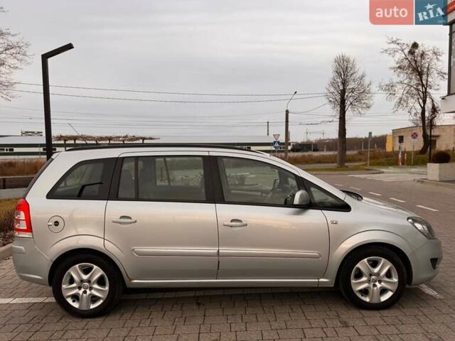 Серый Опель Зафира, объемом двигателя 1.7 л и пробегом 204 тыс. км за 8700 $, фото 3 на Automoto.ua