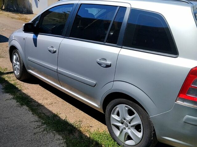 Серый Опель Зафира, объемом двигателя 1.7 л и пробегом 217 тыс. км за 7100 $, фото 7 на Automoto.ua