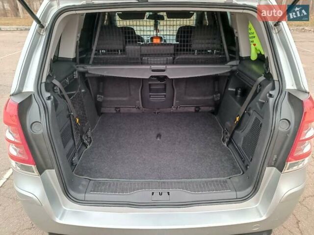 Серый Опель Зафира, объемом двигателя 1.69 л и пробегом 260 тыс. км за 8500 $, фото 38 на Automoto.ua