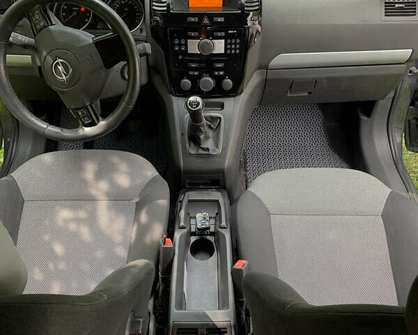 Серый Опель Зафира, объемом двигателя 1.6 л и пробегом 240 тыс. км за 7150 $, фото 4 на Automoto.ua