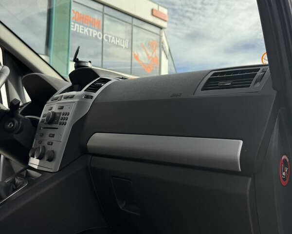 Серый Опель Зафира, объемом двигателя 1.7 л и пробегом 204 тыс. км за 8700 $, фото 17 на Automoto.ua